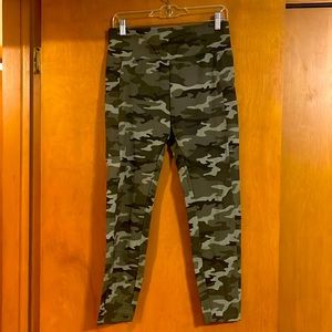 NWOT Lou & Grey, Gray Camouflage Stretch Leggings, Side Phone Pockets, Size M